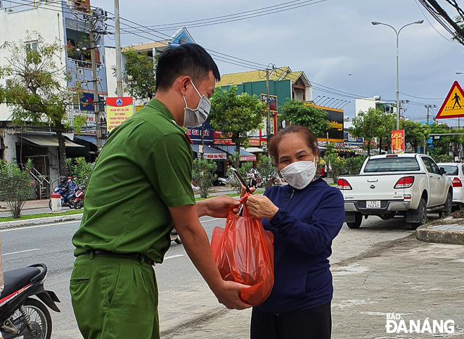 Watermelons are distributed free of charge to people in Lien Chieu District. Photo: P.V