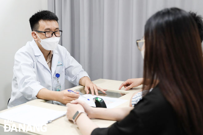 Doctor Mai Duc Tien is providing counseling for a infertility couple at the Da Nang Family General Hospital. Photo: D.H.L