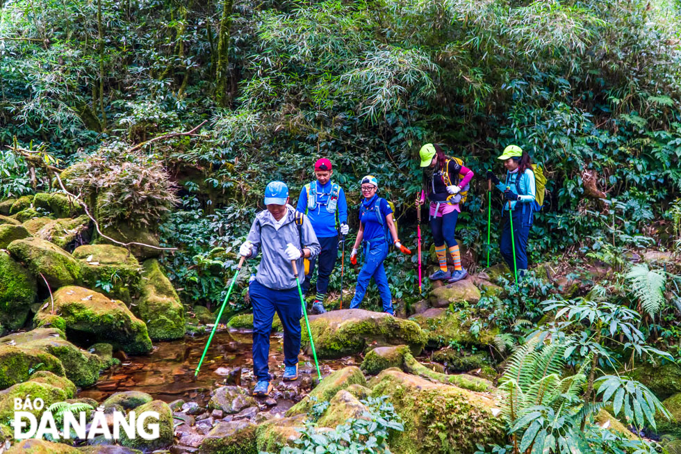 The 35km trekking route is considered a big challenge to conquer, at a height of 3,049 meters and with dangerous terrain. The trip can be done in about 2 days and 3 nights.