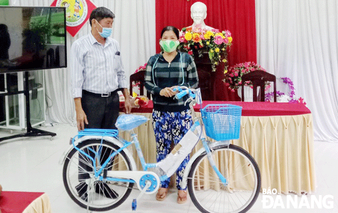 Ông Hồ Biết trao tặng xe đạp cho hộ nghèo trên địa bàn phường Hòa Minh, quận Liên Chiểu năm 2021. Ảnh: LÊ VĂN THƠM