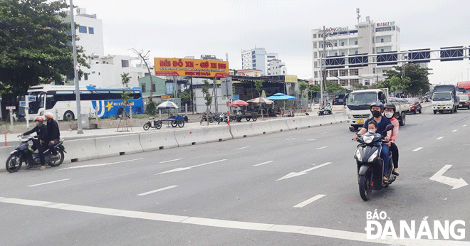 Hai xe máy đi vào làn đường dành cho ô-tô, gây mất an toàn giao thông tại nút giao đầu cầu Sông Hàn - Phạm Văn Đồng. (Ảnh chụp sáng 29-3)Ảnh: THÀNH LÂN
