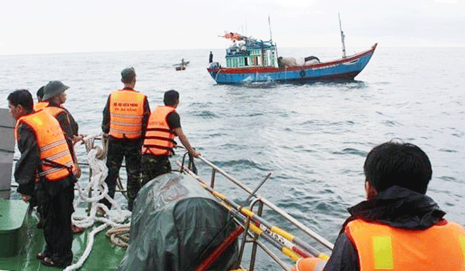 Officers and soldiers of the 2nd Border Guard Squadron conducting search and rescue operations at sea. Photo: PHUONG MINH