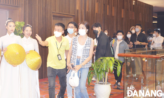 Representatives of Thai travel and media agencies make tourism surveys at a Da Nang hotel. Photo: NHAT HA