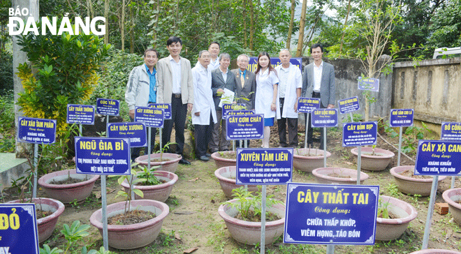 The municipal Oriental Medicine Association supports planting a herbal garden at the Military Medical Station in Hoa Bac Commune, Hoa Vang District in 2020. Photo: LE VAN THOM