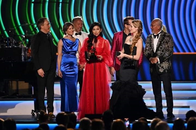 Opera singer Teresa Mai (centre) takes her Grammy award for Best Classical Solo Vocal Album on Sunday in Las Vegas. — AFP/VNA Photo