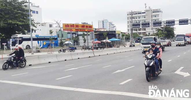 Two motorbikes are seen entering the car lane, causing traffic insecurity at the intersection of Song Han (Han River) Bridge- Pham Van Dong Street. (Photo taken in the morning of March 29). Photo: THANH LAN