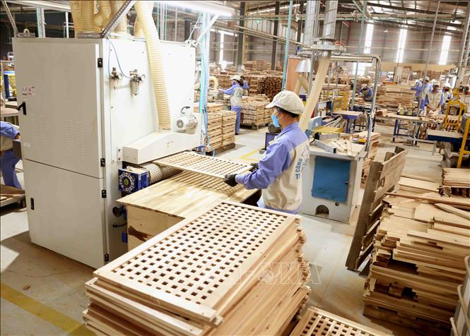 Sản xuất sản phẩm đồ gỗ xuất khẩu sang thị trường EU của Công ty CP WOODSLAND Tuyên Quang. Ảnh tư liệu: Vũ Sinh/TTXVN