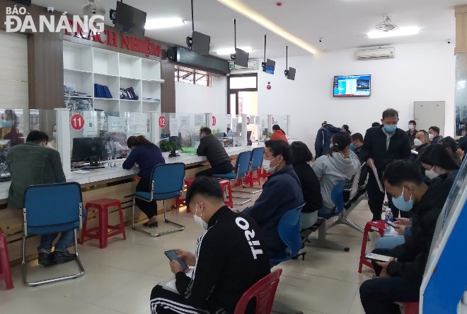 Nhiều người dân chờ đợi đến lượt làm hồ sơ về đất đai tại bộ phận tiếp nhận hồ sơ và trả kết quả của UBND huyện Hòa Vang