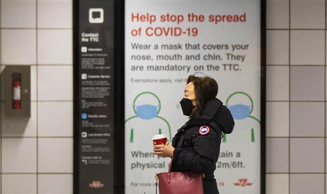 Bảng yêu cầu người dân đeo khẩu trang phòng lây nhiễm Covid-19 tại Toronto, Canada, ngày 28-3-2022. Ảnh: THX/TTXVN
