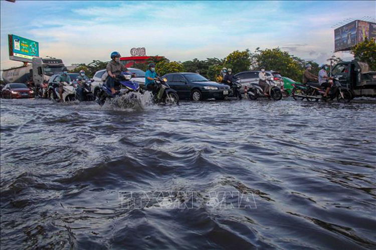 Các tuyến đường bị ngập tại thành phố Cần Thơ ảnh hưởng đến việc đi lại của người dân. Ảnh: Thanh Liêm/TTXVN