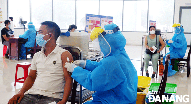 Nhân viên y tế tiêm vắc-xin phòng Covid-19 cho người dân trên địa bàn quận Ngũ Hành Sơn.Ảnh: PHAN CHUNG