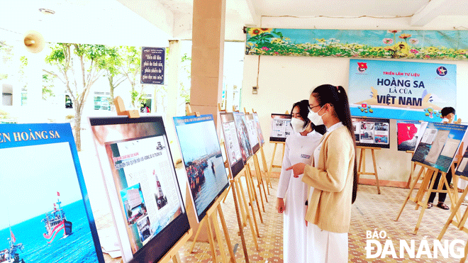 Học sinh Trường THPT Ông Ích Khiêm (huyện Hòa Vang) tham quan tại triển lãm. Ảnh: LÊ NA