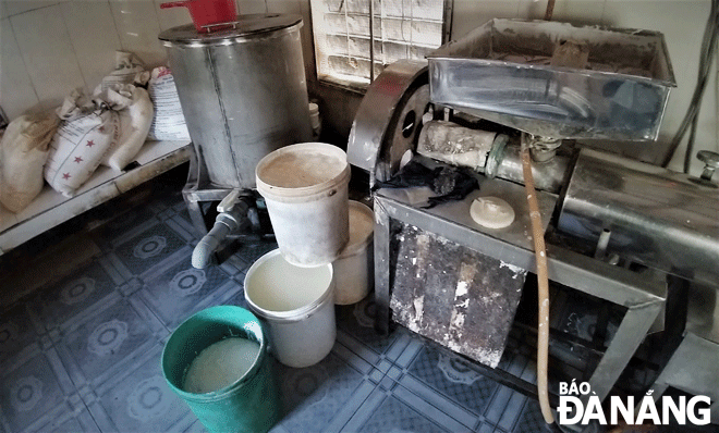 Nguyên liệu làm bún tươi tại cơ sở ông Nguyễn Văn Hùng được xay, ủ đựng trong các thùng nhựa có dấu hiệu lên men, có mùi hôi.  Ảnh: YÊN GIANG