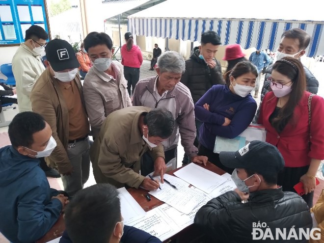 From early morning, many people went to the division for receiving dossiers and returning the results of administrative procedures at the Hoa Vang District People’s Council and People’s Committee Office to write their names and order numbers to register for land procedures.