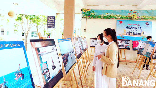 Students the Ong Ich Khiem Senior High School in Hoa Vang District visit the exhibition. Photo: LE NA