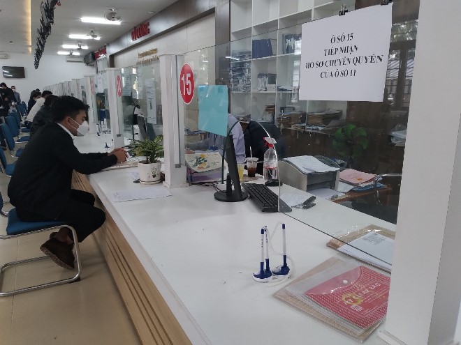  The Hoa Vang District People's Council and People's Committee Office, and the district branch of the municipal Land Registration Office, have set up more reception boxes for receiving land-related dossiers.