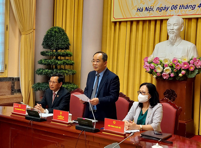 Chủ nhiệm Văn phòng Chủ tịch nước Lê Khánh Hải công bố Lệnh của Chủ tịch nước - Ảnh: VGP/Nguyễn Hoàng