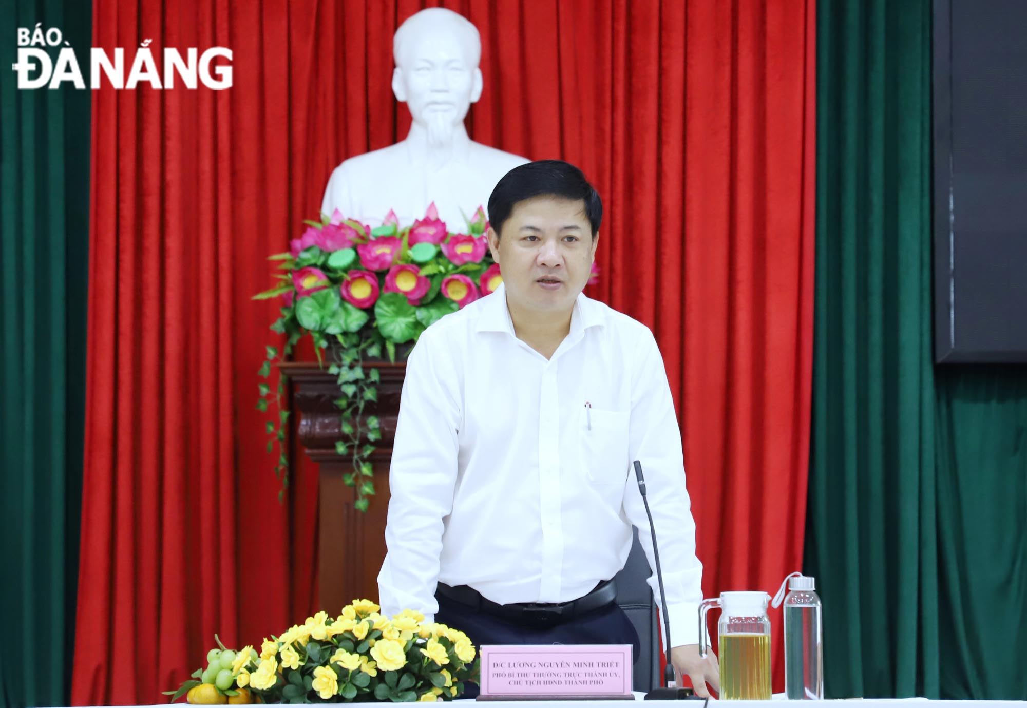 Standing Deputy Secretary of the Da Nang Party Committee cum Chairman of the municipal People's Council Luong Nguyen Minh Triet at a working session on Wednesday with the leaders of the municipal Farmers' Association. Photo: NGOC PHU