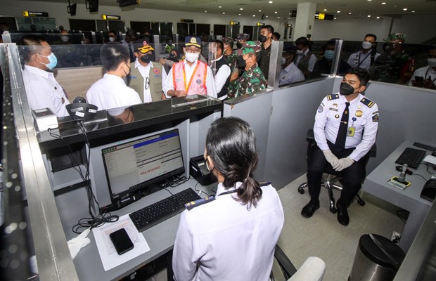 An immigration checkpoint at the international terminal of Juanda Airport in Surabaya. (Photo: Antara)