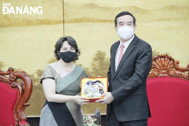 Chủ tịch UBND thành phố Lê Trung Chinh (bên phải) tiếp bà Pilar Méndez Jiménez, Đại sứ Tây Ban Nha tại Việt Nam.  Ảnh: L.PHƯƠNG	