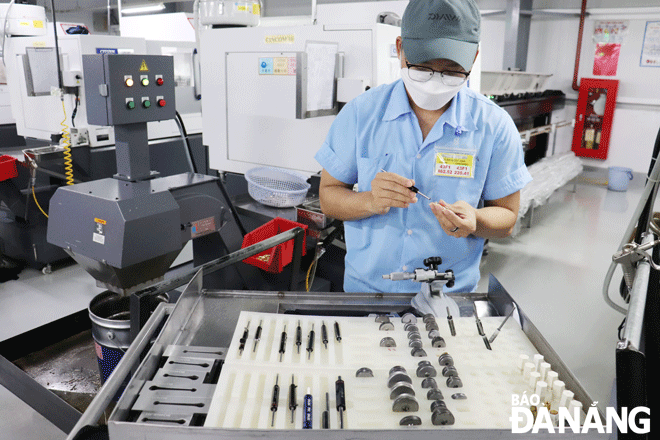 Hoạt động sản xuất tại Công ty TNHH Daiwa Việt Nam (Khu công nghiệp Hòa Khánh, quận Liên Chiểu) - một trong những doanh nghiệp có sản lượng xuất khẩu lớn. Ảnh: KHÁNH HÒA