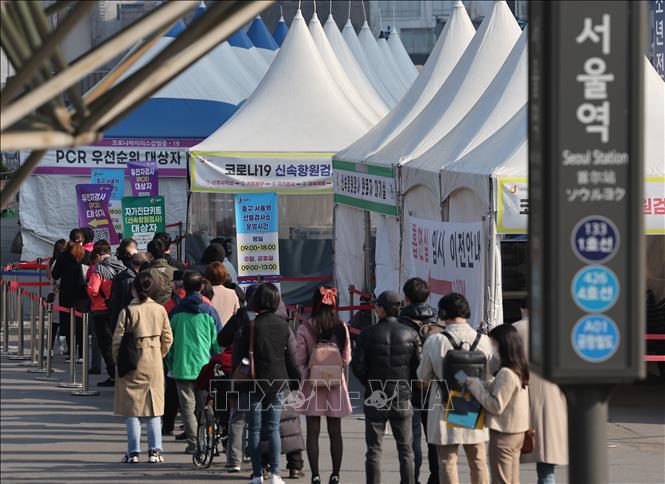 Người dân xếp hàng chờ xét nghiệm COVID-19 tại Seoul, Hàn Quốc, ngày 4/4/2022. Ảnh: Yonhap/TTXVN
