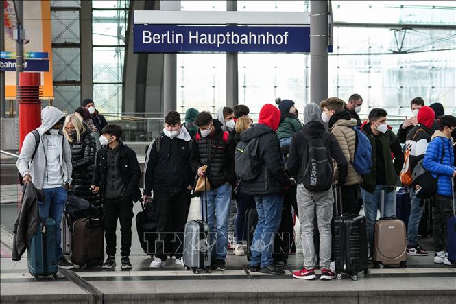 Người dân đeo khẩu trang phòng lây nhiễm COVID-19 tại Berlin, Đức, ngày 1/4/2022. Ảnh: THX/TTXVN