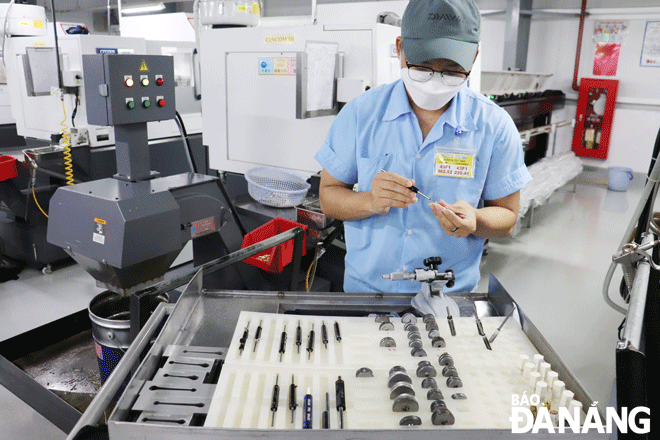 Production activities are seen at the Daiwa Vietnam Co., Ltd based in the Hoa Khanh Industrial Park, Lien Chieu District, Da Nang - one of the enterprises with large export volume. Photo: KHANH HOA 