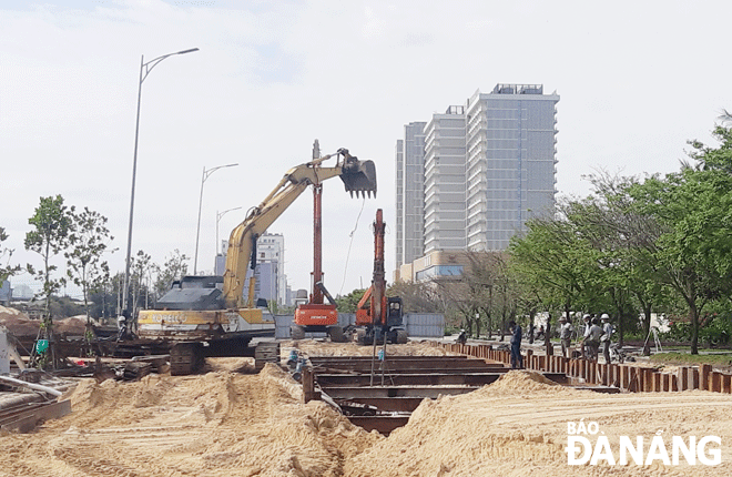 Thành phố đang tháo gỡ vướng mắc, đẩy nhanh tiến độ thi công các công trình trọng điểm nhằm phát triển hạ tầng, thu hút các dự án đầu tư.  Trong ảnh: Công nhân thi công hạng mục hệ thống thoát nước khu vực quận Ngũ Hành Sơn, thuộc dự án phát triển bền vững thành phố. Ảnh: THÀNH LÂN