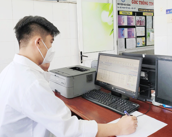 Doctor Le Trung The from the Department of Nephrology and Endocrinology of the Da Nang General Hospital is updating the situation of F0s at home. (Photo provided by the character)