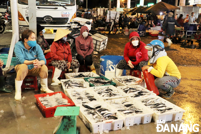 Some people even sell flying fish right at Tho Quang fishing wharf in Son Tra District. Photo: N.H