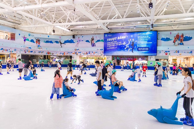 Trượt băng là một trong những hoạt động rất được yêu thích vào dịp nghỉ lễ tại TTTM Vincom.