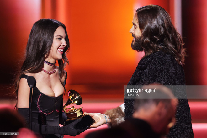 Ca sĩ Olivia Rodrigo nhận giải thưởng “Nghệ sĩ mới xuất sắc nhất” tại Grammy 2022.  Ảnh: Getty Images