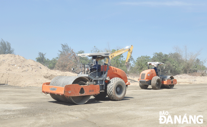 The city is removing obstacles, and speeding up the construction progress of key projects to develop infrastructure and attract investment projects. IN THE PHOTO: The construction of the  riverside Tuyen Son-Tuy Loan route is underway. Photo: THANH LAN