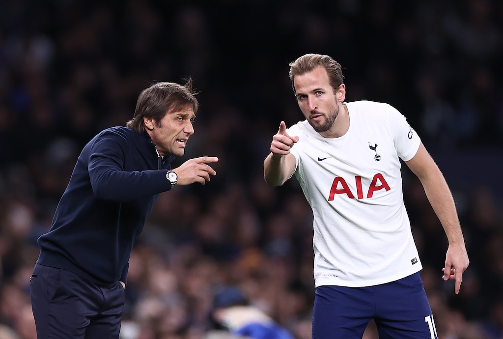 HLV Antonio Conte thường xuyên chỉ dẫn sát sao cho Harry Kane trên sân đấu. Ảnh: Getty Images	