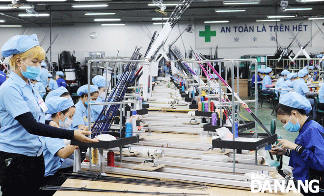 Công nhân sản xuất tại Công ty TNHH Daiwa Việt Nam (Khu công nghiệp Hòa Khánh, quận Liên Chiểu). Ảnh: KHÁNH HÒA