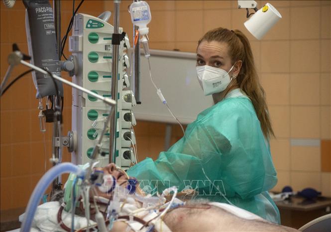 Nhân viên y tế chăm sóc bệnh nhân COVID-19 tại Praha, CH Séc ngày 26/1/2022. Ảnh: AFP/TTXVN