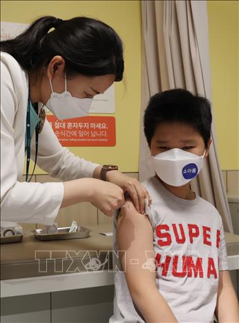 Nhân viên y tế tiêm vaccine phòng COVID-19 cho trẻ em tại Seoul, Hàn Quốc ngày 31/3/2022. Ảnh: YONHAP/TTXVN