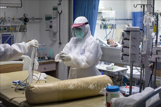 Điều trị cho bệnh nhân nhiễm COVID-19 tới bệnh viện ở Bangkok, Thái Lan. Ảnh: AFP/TTXVN