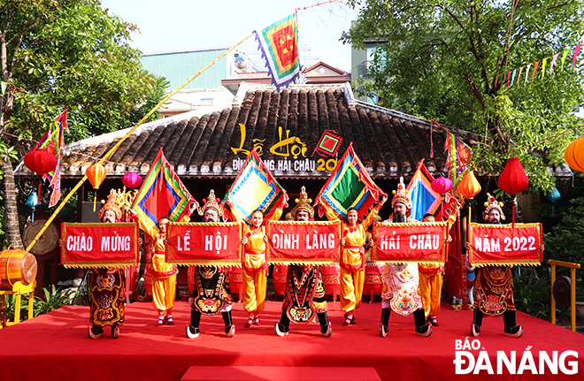 Các nghệ sĩ, diễn viên Nhà hát tuồng Nguyễn Hiển Dĩnh biểu diễn văn nghệ khai mạc lễ hội đình làng Hải Châu năm 2022. Ảnh: XUÂN DŨNG