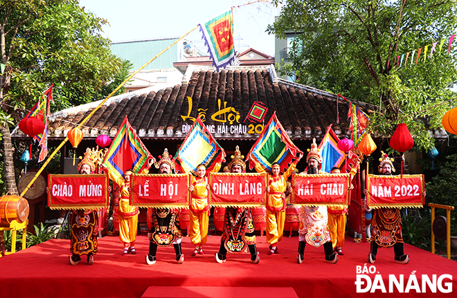 Artists and actors from the Da Nang-based Nguyen Hien Dinh Tuong Theater performing an art performance at the inauguration ceremony of the Hai Chau Village Communal House Festival 2022.