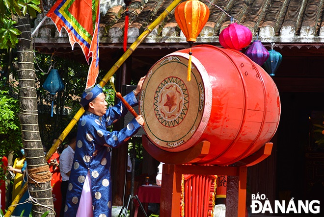 Chairman of the Hai Chau District People's Committee Le Tu Gia Thanh beating the drum to open the festival.