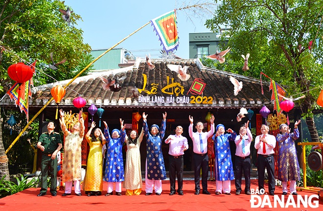 Leaders and some goverment officials of Hai Chau District releasing pigeons to pray for peace and safety throughout the year.