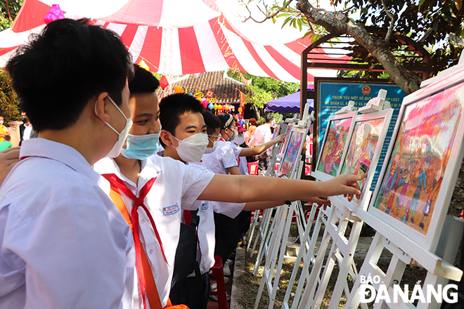 Many pupils in the district were seen visiting and learning about the Hai Chau Village Communal House Festival.