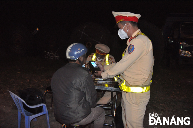 In addition to resolutely handling alcohol and drug-related violations, traffic police officers are active in widely publicising the national traffic laws to raise awareness of road users. Photo: L.H