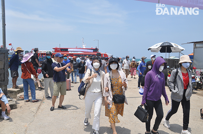 Hơn 350 hành khách trên chuyến tàu Trưng Trắc lên đảo Lý Sơn trong chuyến đầu tiên. Ảnh: THÀNH LÂN - VĂN HOÀNG
