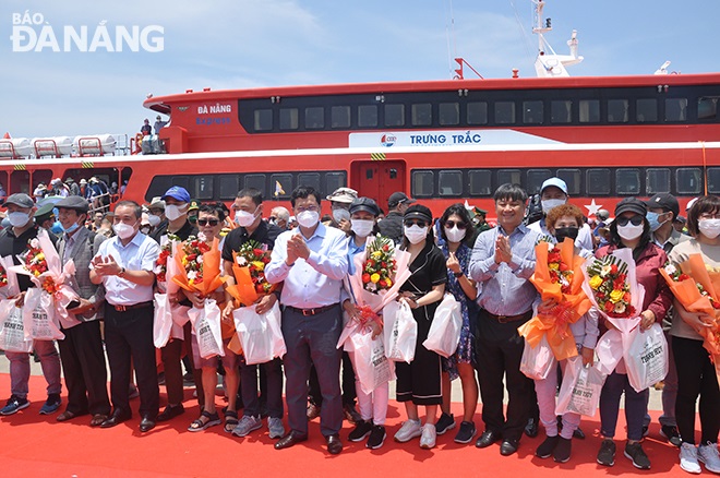 Vice Chairman of the municipal People's Committee Tran Phuoc Son presented flowers and took souvenir photos with the first passengers on the Da Nang - Ly Son waterway trip.