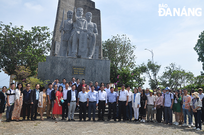 The group of invited guests from Da Nang took souvenir photos at the statue of the Hoang Sa-Bac Hai Flotilla.