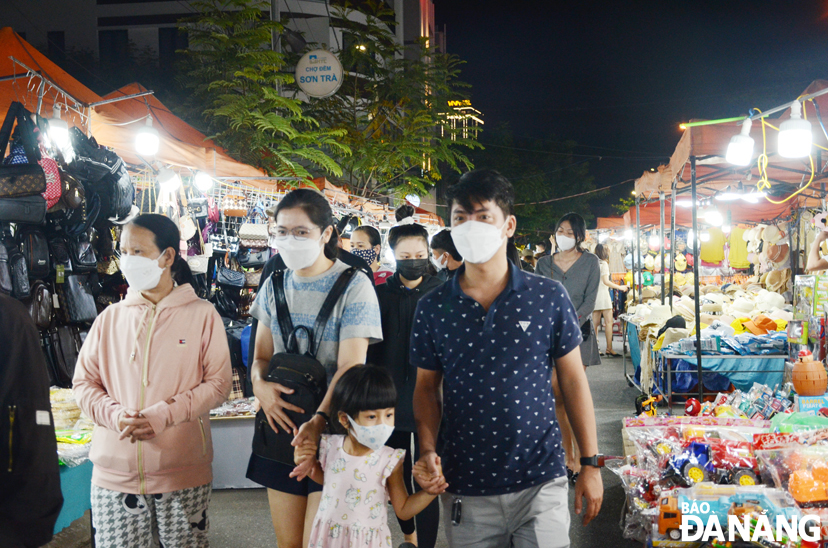 Many locals and tourists are seen visiting the Son Tra Night Market while waiting to watch the shows of fire breathing and water squirting at the eastern end of the Ron