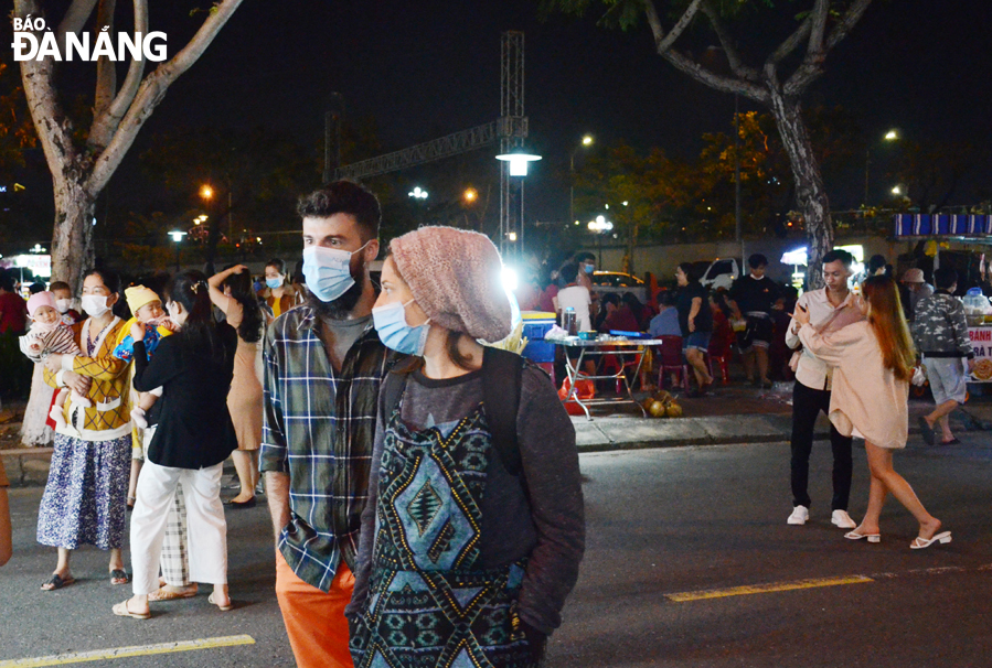 Foreign tourists are seen at the Son Tra Night Market. Photo: THU HA